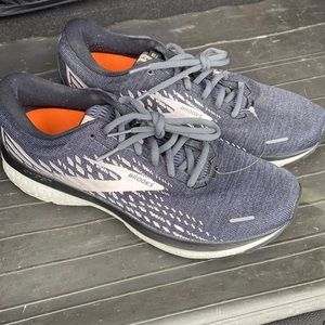 Brooks Women's Sneakers in Black and Gray